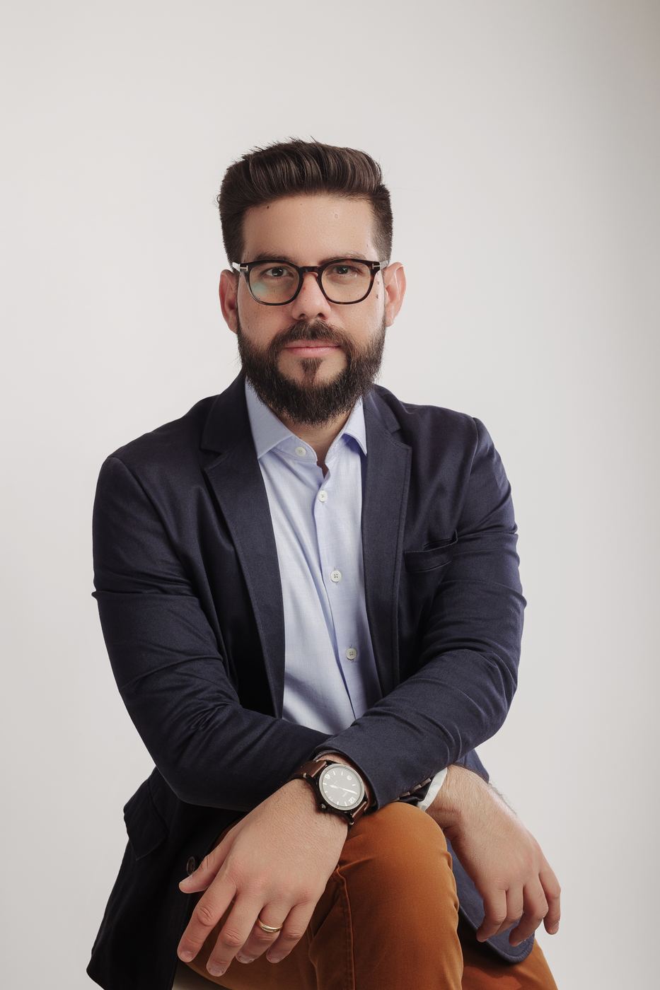 Bruno do Vale Amaral, advogado, sentado, de blazer azul-marinho