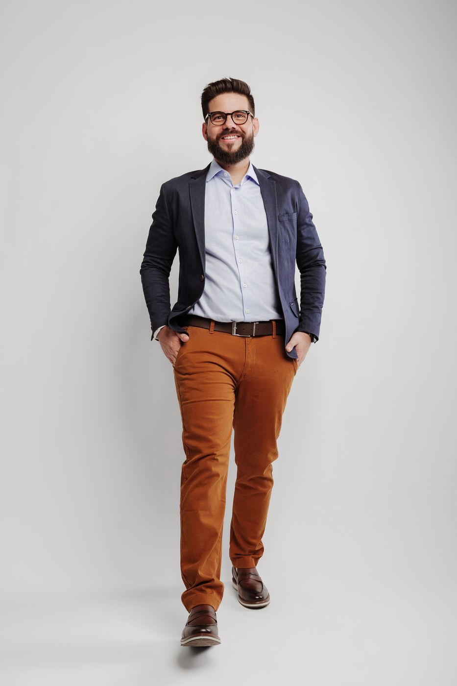 Bruno do Vale Amaral, advogado, de corpo inteiro, de blazer azul