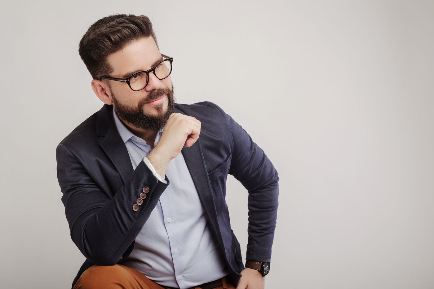 Bruno do Vale Amaral, advogado, pensativo, de blazer azul