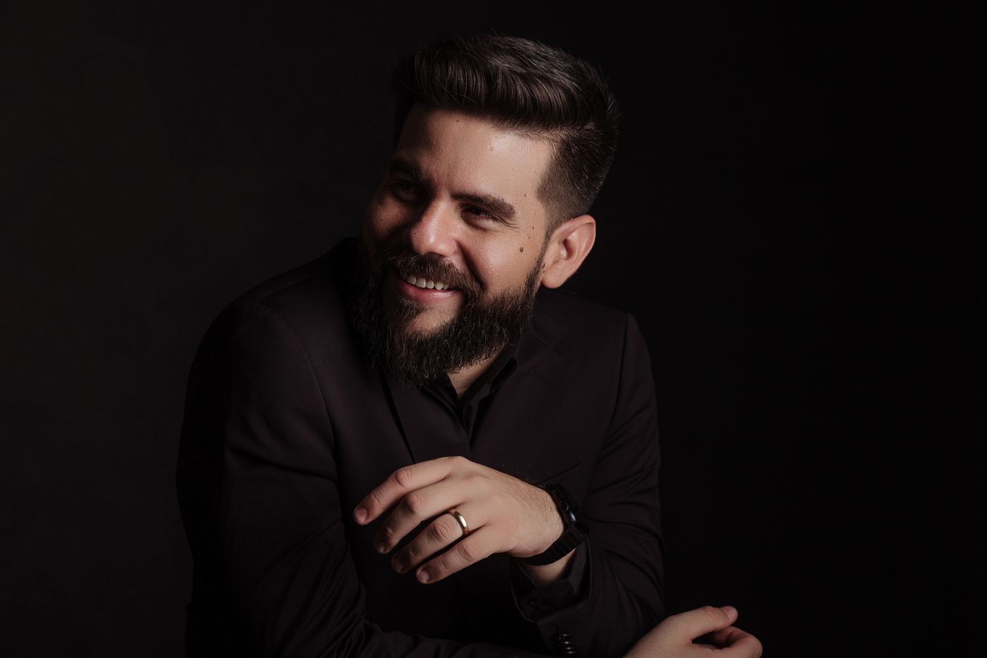 Bruno do Vale Amaral, advogado, de camisa escura, sorrindo