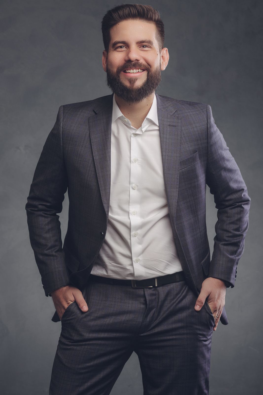 Bruno do Vale Amaral, advogado, em pé, de terno escuro, sorrindo